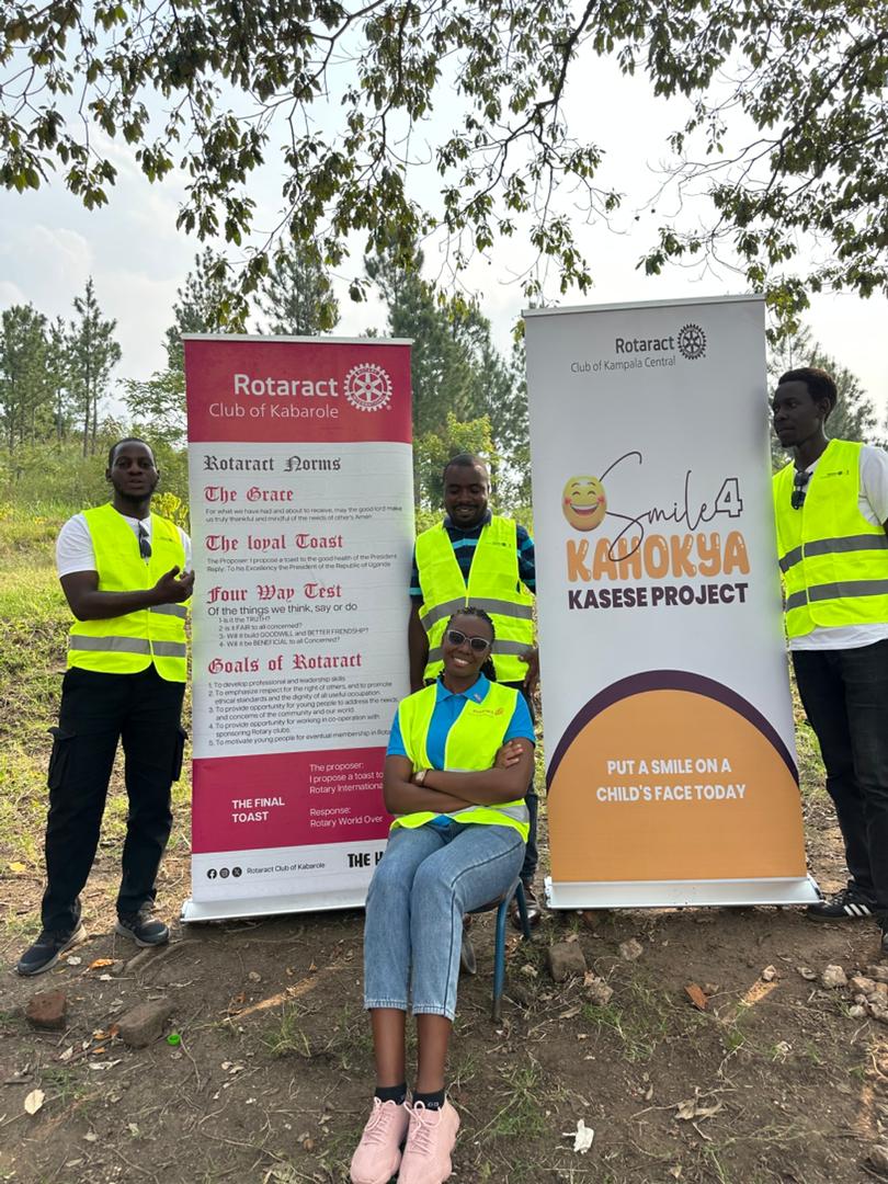 RctKabarole's tweet image. From the visit to @TheAnchors1 by @EmaMuhumuza during the DRR'S visit to the amazing successful joint project at Kahokya primary school in Kasese District with @ROCK_Kampala .
Well done partners in service for serving humanity.
#ItsTimeToJoinRotaract