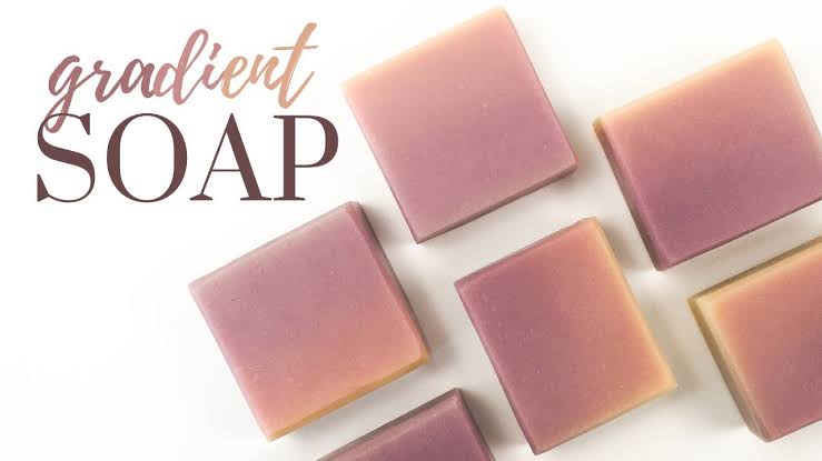 rumwow's tweet photo. Hari ini aku bikin sabun. 
Niatnya bikin gradient soap kek di gambar, pewarnanya pake annatto dan alkanet infused oil. 
Tapi keabisan essential oil, jadi aku tambahin fragrance oil. 
Jadinya sabunku kecepetan tracingnya 😭
Kita liat besok jadinya kek apa https://t.co/IGwQcrprbR