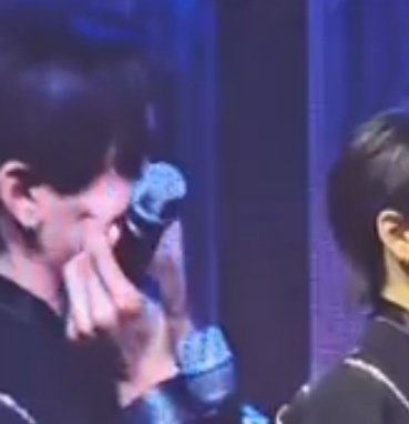 i bet santa's cheeks are really really soft...look how perth pinch those mochi cheeks.

PERTHSANTA MANILA P10LFM

#PERFECT10LINERSFMinMANILA 
#PerthSanta #เพิร์ธซานต้า