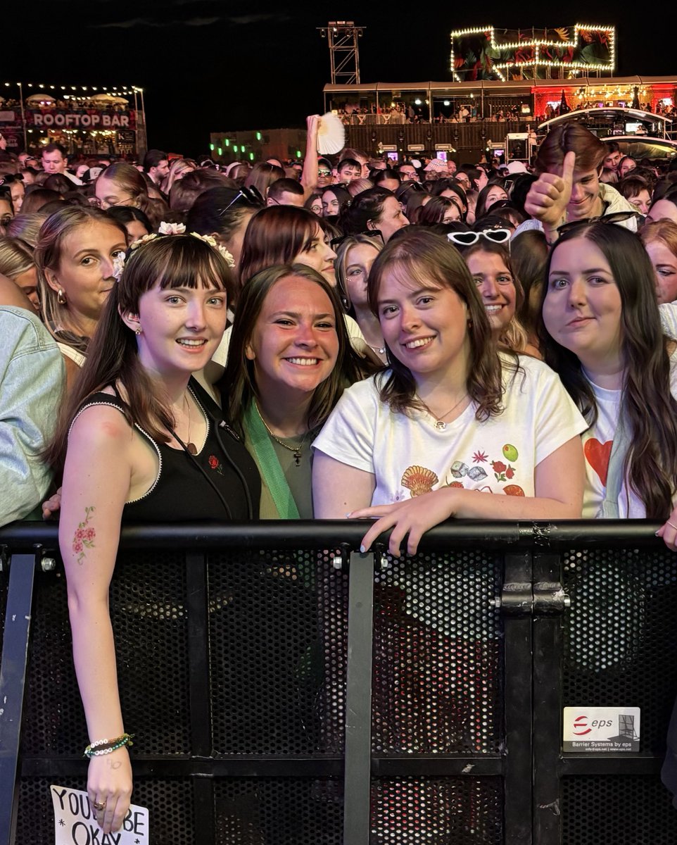 basicallyviks's tweet image. a house full of love indeed ❤️🤍

@ShawnAccess @ShawnMendes 

#OnTheRoadAgain