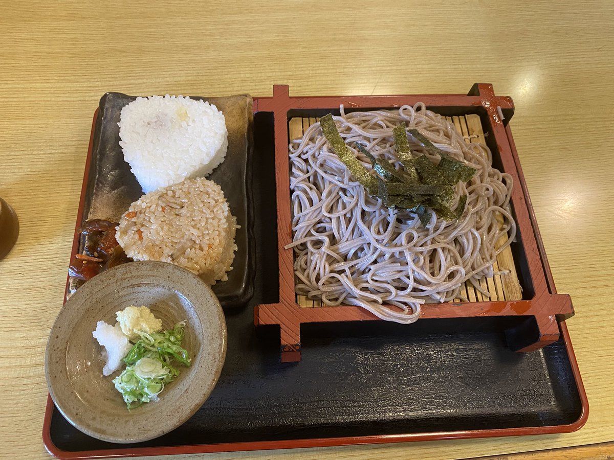 Fragrantcafe's tweet photo. アキレス腱切ってからずっと引きこもりなので中学からの友達がコーヒーを買いに来てくれてそのままランチに連れて行ってくれました♪
信州そば定食最高でした😆✨

#信州そば
#ランチ https://t.co/F1TfhJ6SBE