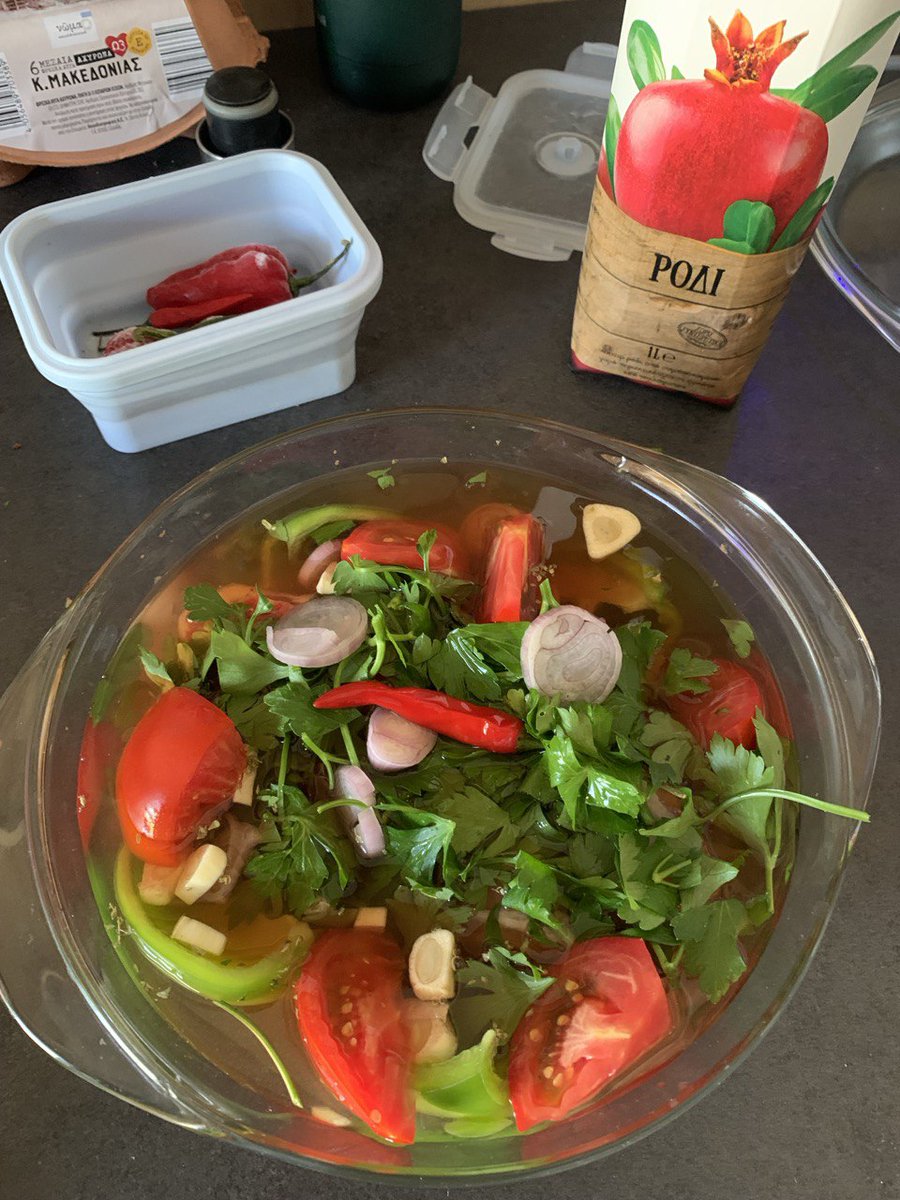 Hier gibt es erstmalig in diesem Jahr wieder die berühmte Pekkala-Lamkeule.
Eingelegt in eine Marinade aus Grenadinsaft, mit Paprika, Tomaten, Schalotten, Petersilie, Oregano, Knoblauch und Salz, plus eine scharfe Chilischote.
Jetzt lasse ich das über Nacht stehen, und morgen