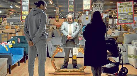 'La mesita del comedor' de <a href="/cayecasas/">Caye Casas</a>  lleva en mi cabeza días. Una película tan sencilla y tan capaz de crear  tanto desasosiego y hasta alguna sonrisa que  se  congela. Qué manera de crear tensión. Enhorabuena, qué gran trabajo 👏 #cine