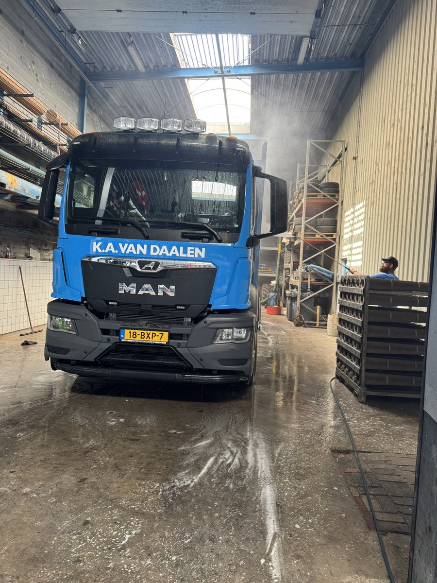 De #bouwvak is weer afgelopen. Wij hebben echter niet stil gezeten. Op diverse klussen hebben we doorgewerkt🪏en het grootste deel van het machinepark is gewassen 🧽💦er is onderhoud 🛠️⚙️uitgevoerd en een aantal machines zijn weer gekeurd🕵️✅.
We hebben er zin in 💪 jullie ook?