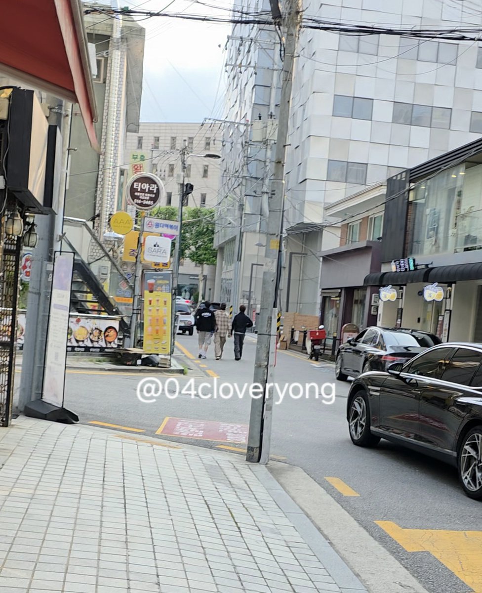 편의점에서 뉴키즈 준서 규현 보민 만났어요....ㅠ
근데 규현 준서는 확실히 얼굴 봤는데 보민이는 애매해요 
떨려서 아무 말도 안 나왔어ㅠㅠ