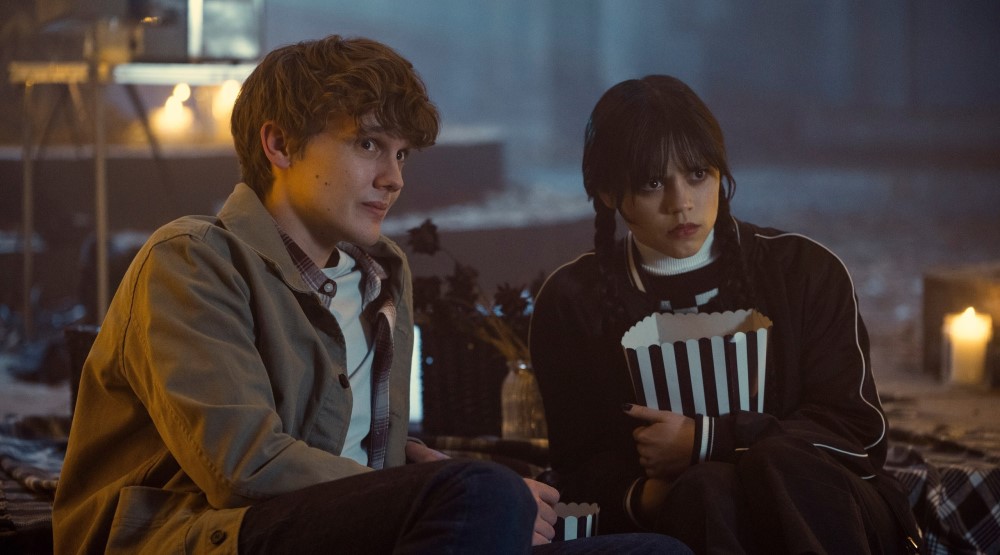 А у Бертон есть типаж сводить персонажей Ортеги, которые не ладят с матерями, с кудрявыми парнями, которые хотят её потом убить