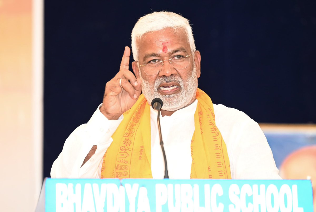 मा.मंत्री <a href="/swatantrabjp/">Swatantra Dev Singh</a> के निजी सचिव द्वारा जारी प्रोटोकॉल पत्र बिना मंत्री या पुत्र की जानकारी के जारी हुआ था।जैसे ही मंत्री जी को सूचना प्राप्त हुई,तत्काल संज्ञान लेते हुए संबंधित निजी सचिव को हटा दिया गया।
स्वतंत्र जी ने सदैव सुचिता की राजनीति की है व VIP दिखावे से दूर रहते है