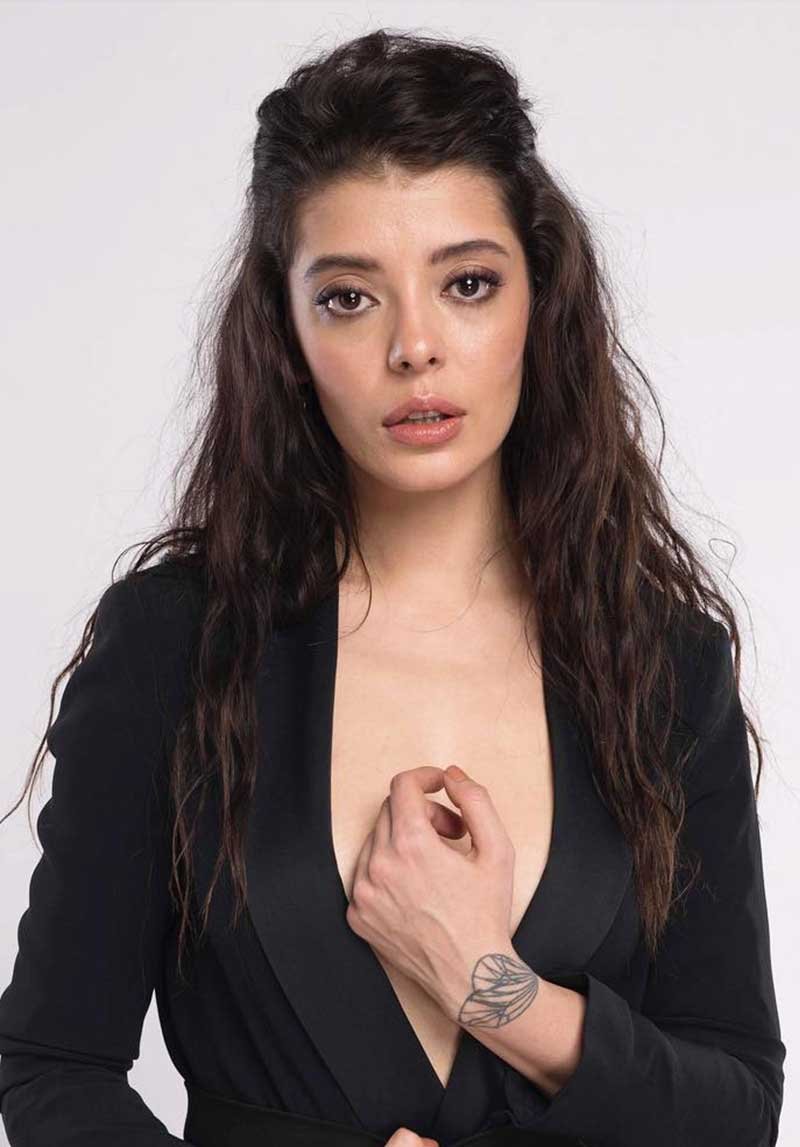 🟡 Ünlü oyuncu Selin Şekerci, taciz haberlerine karşı paylaşım yaptı:

"Eğer sizi istismar eden birisiyle arkadaşsam, bana dm'den yazın ve bu durum değişsin."

Haberlere tepki olarak Tacizcilere RolYok etiketi sosyal medya gündemine girdi.