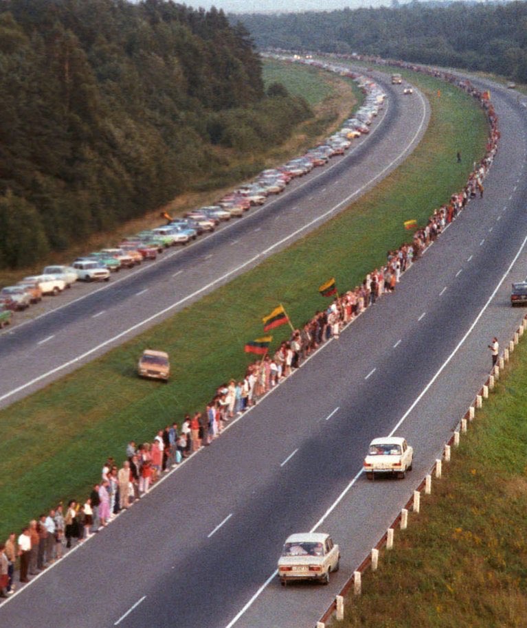 On August 23, 1989, nearly two million people formed a 675 km human chain from Vilnius🇱🇹 to Riga🇱🇻 to Tallinn🇪🇪. We peacefully demanded freedom&amp;justice. Holding my grandpa’s hand, I chanted “Lithuania be free!”. 

36 years later, we stand firm. Freedom beats in every Lithuanian