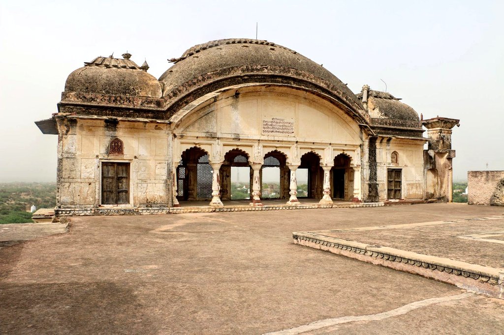 Bhadawarism's tweet photo. Transcription &amp; Translation of Raja Ka Bangla Inscription, Ater Fort.

श्रीगणेशायनमः 
संवतु १८२२ मिती पऊस वदिय सोमें सिधि श्री महाराजाधिराज श्री महाराजा वखत सिंघ देवजू कदीम बंगला भौचालसौं सिकिसिति भयौ सो फेरि वनवायौ उस्ताद महंमद अमी दरोगा औ प्रथीलाल वा नित्यानंद संगतरास 

(1/3) https://t.co/MXvDzcj4JP