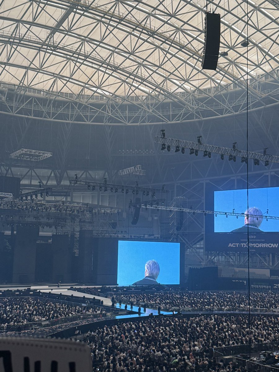 vcr나오는데 공연장 밝은 거 적응 안 됨;;