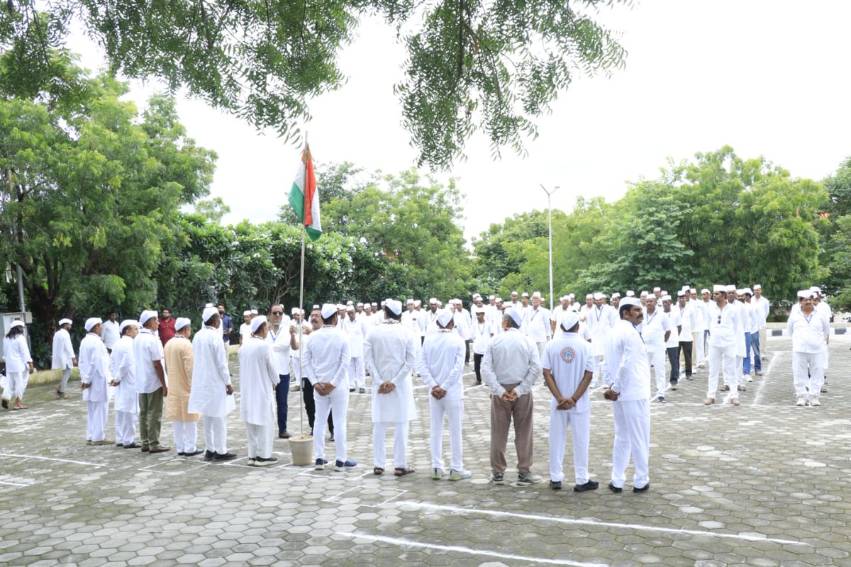 संगठन सृजन प्रशिक्षण अभियान के अंतर्गत आज उदयपुर में सहयोगी प्रशिक्षण शिविर की शुरुआत हुई। जिला कांग्रेस अध्यक्ष श्री कचरू लाल जी के मुख्य आतिथ्य में ध्वज वंदन कार्यक्रम आयोजित हुआ। इस मौके पर ध्वज रक्षक के रूप में प्रदेश उपाध्यक्ष सेवादल श्री राजेन्द्र सिंह अडवाना ने ध्वज रक्षक