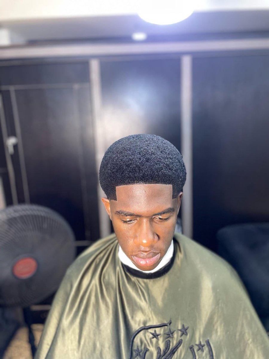 360fabzy's tweet photo. I’m the barber who will turn your hair game from zero to hero💈✂️ 

📍Abuja
Kindly help retweet🙏 https://t.co/IAuAYEo5ig