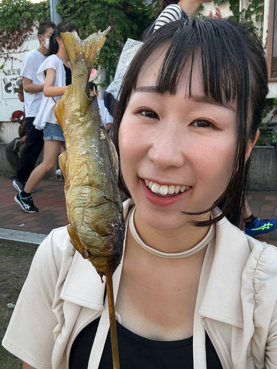 鮎様が売っておりました👀
全部食べられるということで…
尻尾からバリバリといただき😎