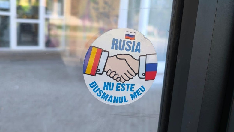 La campagne de propagande "La Russie n'est pas mon ennemie" ne vise pas que la France. Des affichettes et autocollants similaires apparaissent en Roumanie et en Italie. 

Bientôt plus de pays visés?