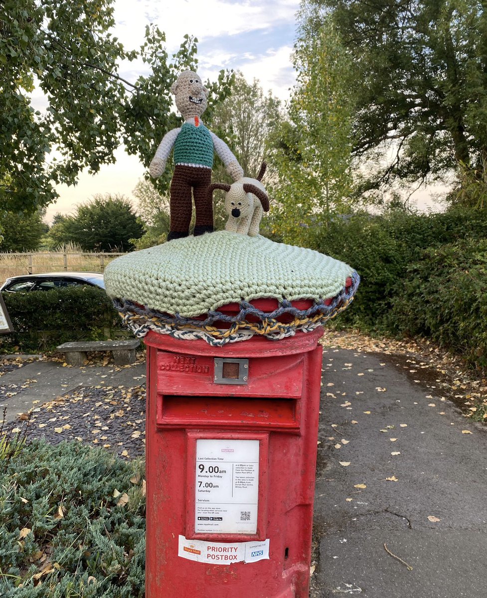 letterappsoc's tweet image. Have a cracking #PostboxSaturday, everyone! Whether you’re home or away this #BankHolidayWeekend, why not pop a postcard in a postbox for our #PostcardDrop2025 or @BBCCornwall’s #WishYouWereHereJames, or both. (Don’t let your postal service end up like Denmark’s) 🥰📮🐶🧀👍