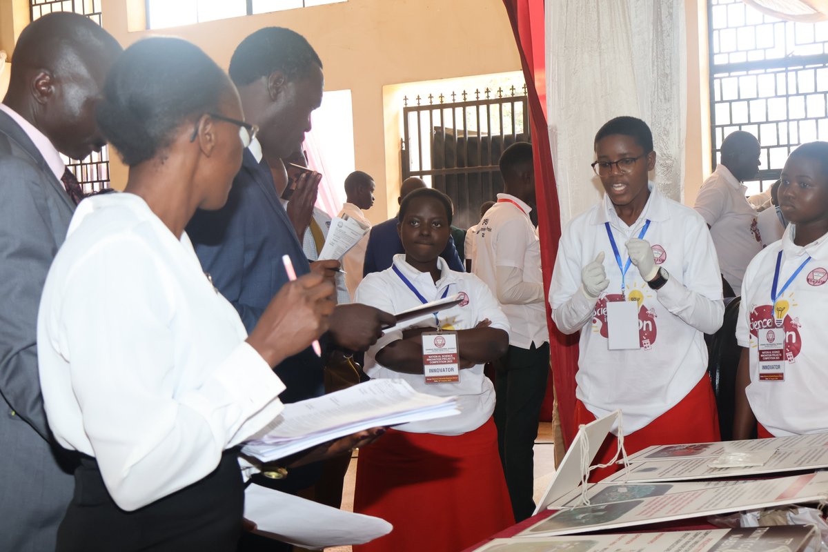 upstu_2019's tweet photo. 👏 Trinity College Nabbingo presents their innovative Compost Tumbler! 🌱♻️
In just six weeks, it produces affordable, eco-friendly compost—reducing urban waste while supporting small-scale farming. A smart step toward sustainable agriculture! 🌍💡
#UPSTUScienceInAction #ScienceCompetitionUG
@Educ_SportsUg