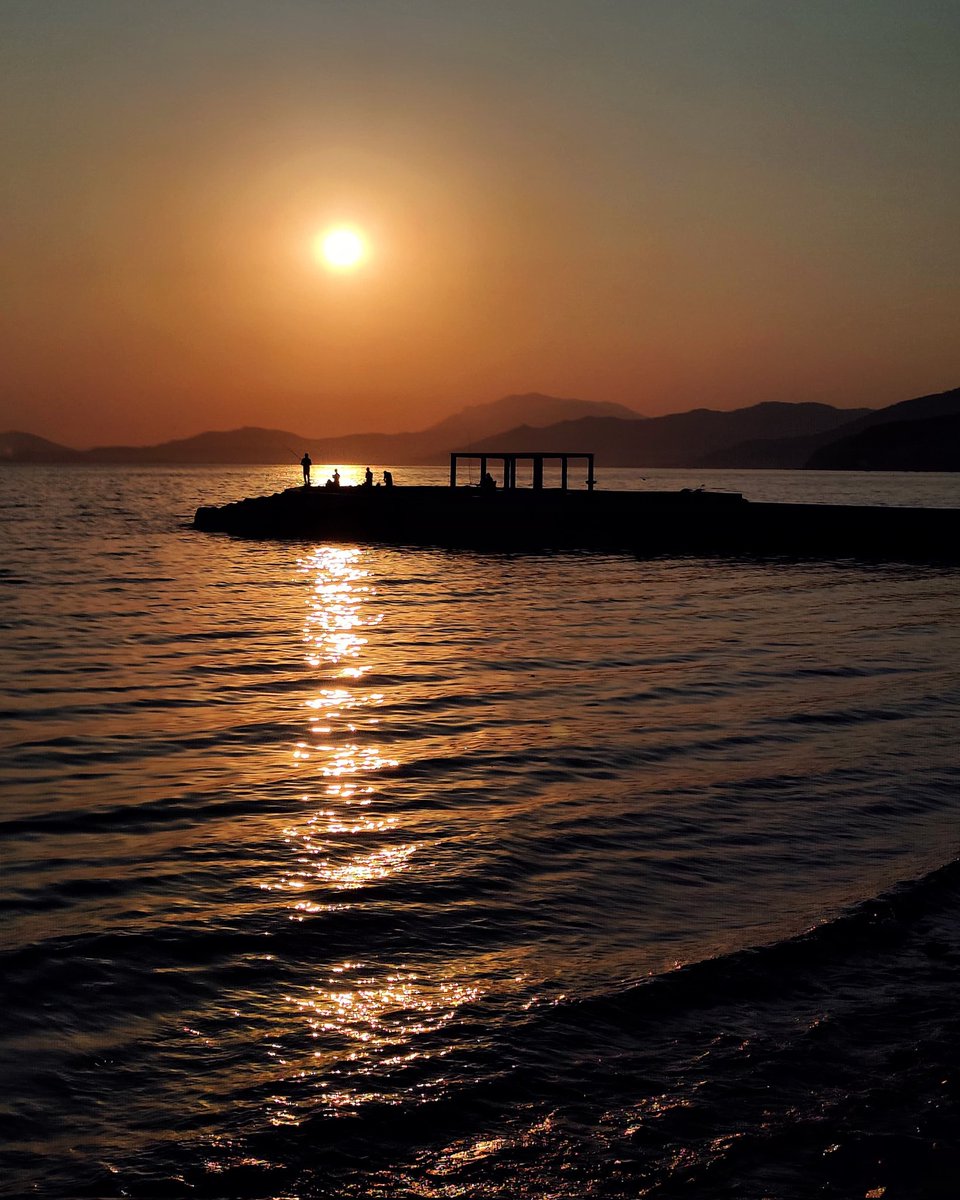 İlk fotoğraf benim bu sabah telefonumla çektiğim.İkinci fotoğraf eşimin bu sabah telefonuyla çektiği.Aynı yerde aynı zamanda bulunan iki insanın anı yakalaması bile böyleyse ohoooo...