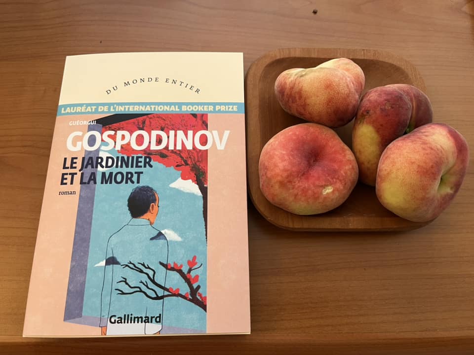 Le jardinier et la mort will be in the bookstores of France on August 28. Published by <a href="/Gallimard/">Gallimard</a>, translated by Marie Vrinat-Nikolov. Late-summer gardens...