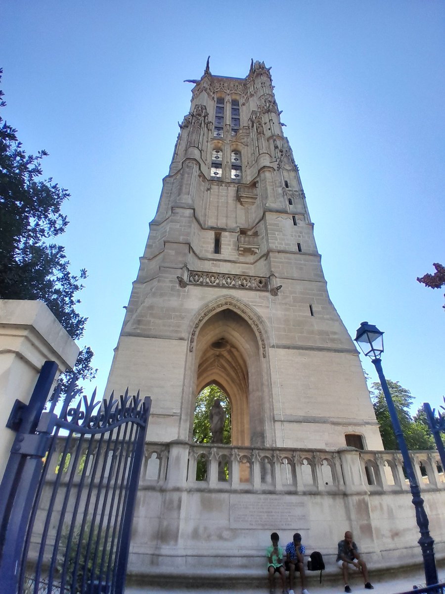 サンジャックの塔
教会に併用してますが教会がない！で塔だけ。
説明には登れる(有料)と書いてあるけど入口は閉まったまま。
たぶん安全の為永遠に封鎖?