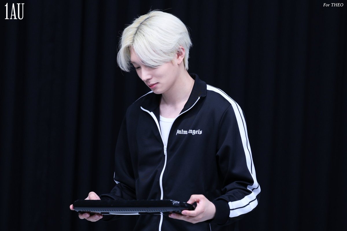 𝟏𝑨𝑼 tweet media