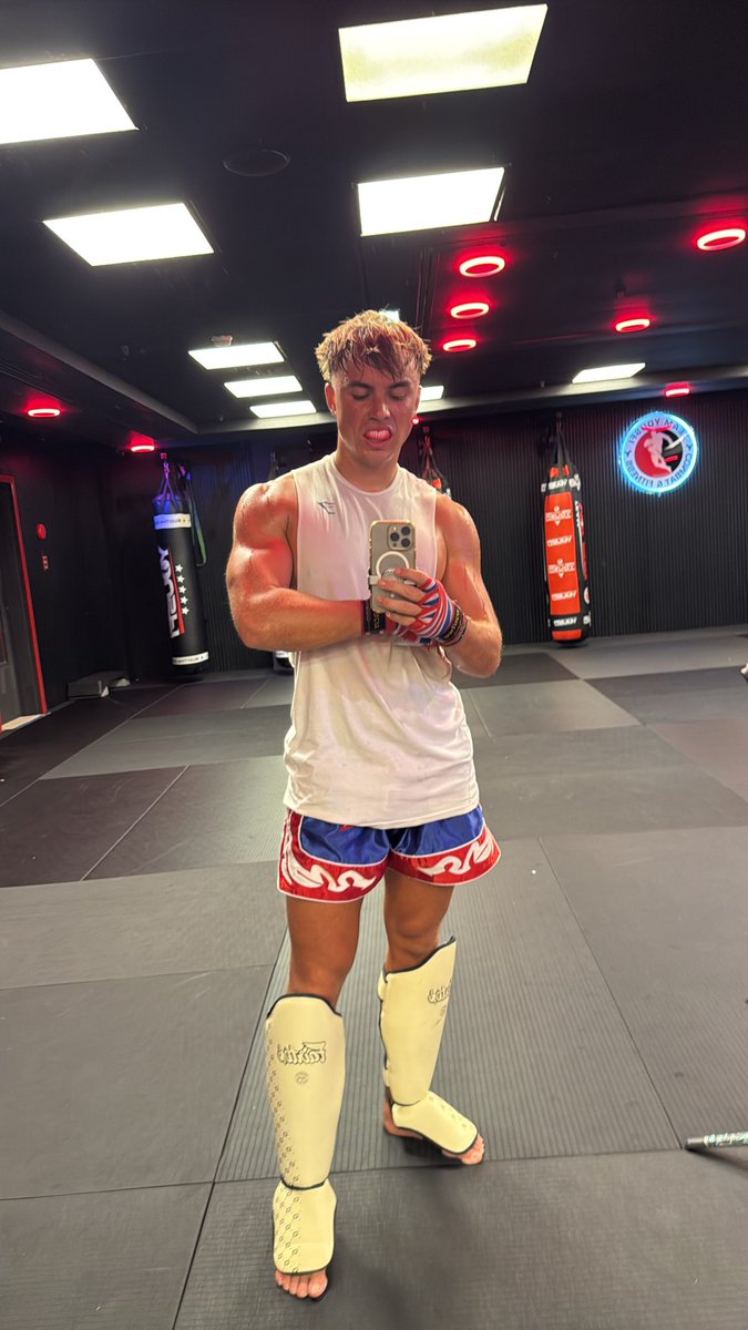 masterchad17's tweet image. Think you could take one of my kicks?