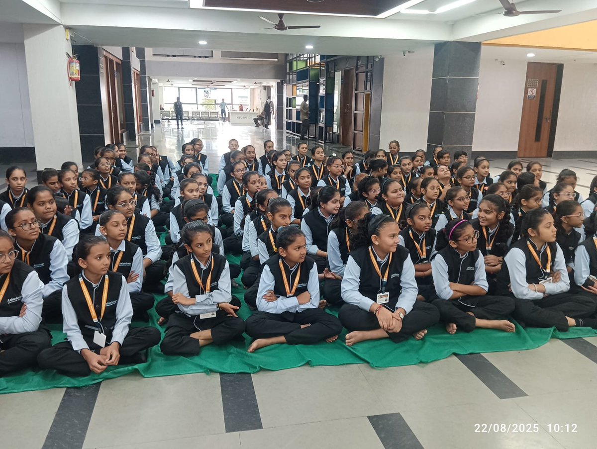 तारीख: 22/08/2025
स्थान: पुनागाम, सूरत
श्री लक्ष्मीनारायण देव महिला मंडल सूरत एवं श्री सुवासिनी ट्रस्ट के संयुक्त तत्वावधान में छात्राओं को सर्वाइकल कैंसर के कारण, लक्षण, बचाव एवं टीकाकरण के महत्व के प्रति जागरूक करने हेतु इस कार्यक्रम का सफलतापूर्वक आयोजन किया गया।