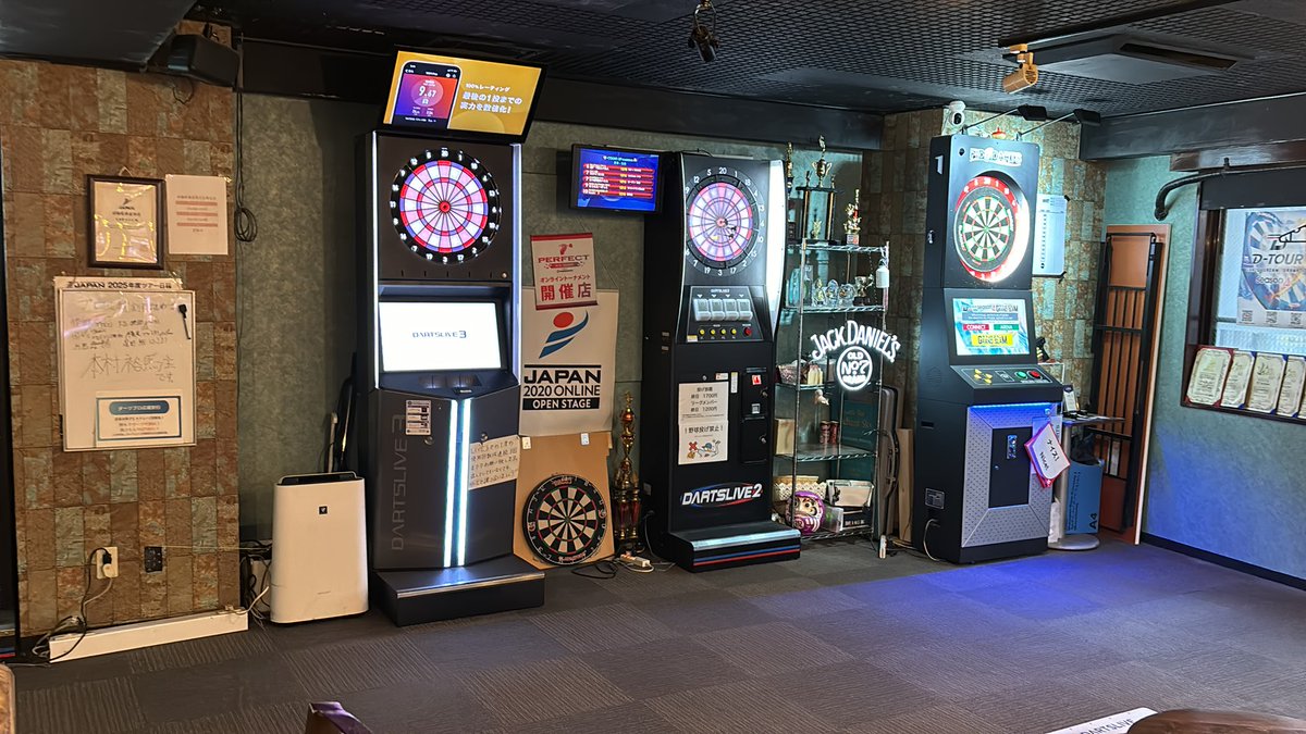 2025年8月23日
ロコモコすたんどオープン！

営業時間18時〜5時

スタッフ恭介
プレーヤー会長

出勤するだけで激暑い…

連日お客様達と乾杯させてもらえて
毎日楽しい😆
お酒は弱いですがダーツは強いままです💪

ご来店お待ちしております！