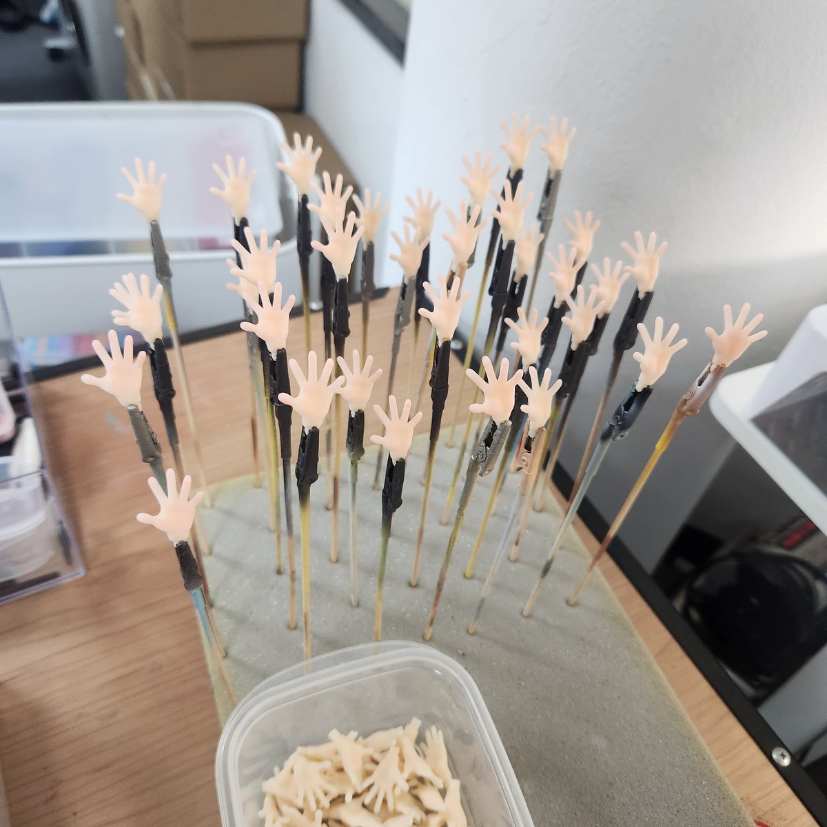 후가공 도와주겠다고 주말에 열심히 사포질해주는 와이프😭
마레님 오른손🫴