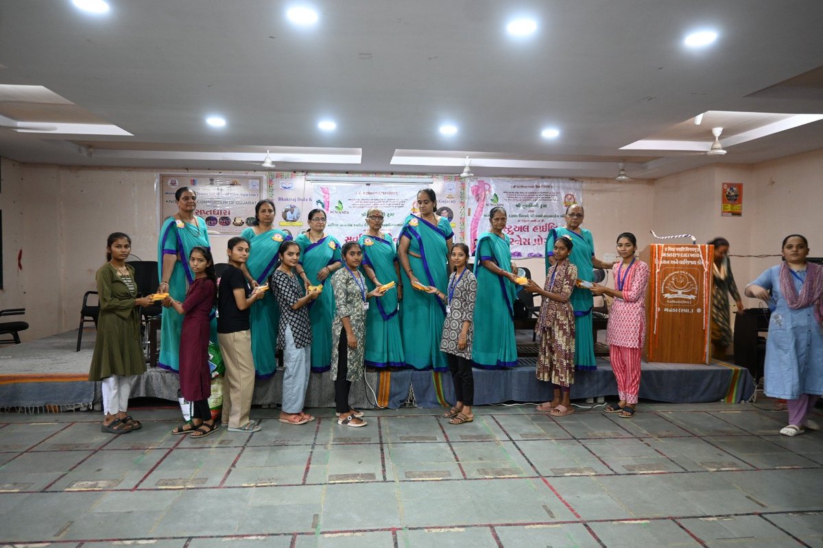 स्थान: गढडा (स्वा.)श्रीसुवासिनी ट्रस्ट एवं डॉ. उर्वशी मिश्रा द्वारा, श्री भक्तराज दादाखाचार विज्ञान और वाणिज्य कॉलेज में छात्राओं को मासिक धर्म के दौरान स्वच्छताके महत्वके प्रति जागरूक करने हेतु कार्यक्रम आयोजित किया गया, जिसमें सभी छात्राओंको निःशुल्क सैनिटरी पैडभी वितरित किए गए