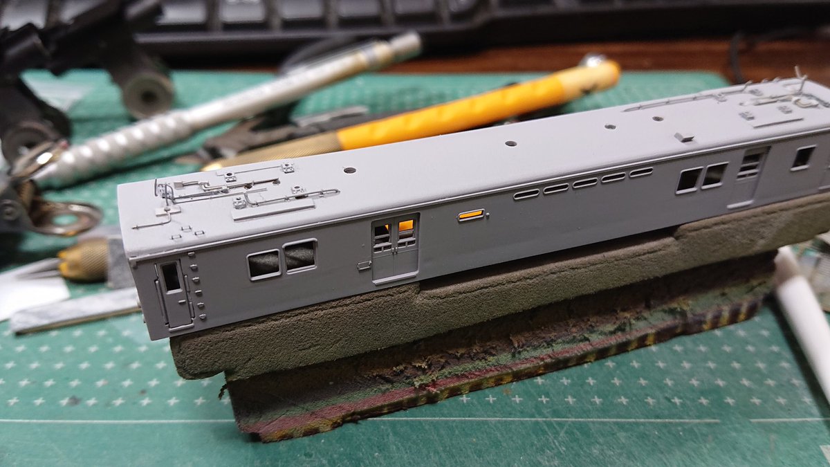 クモユニ82の進捗。
サフェーサーを吹いてみた。概ね状態は良好なんで本番行ってみよか。その前に手摺とステップを取り付けなきゃ。