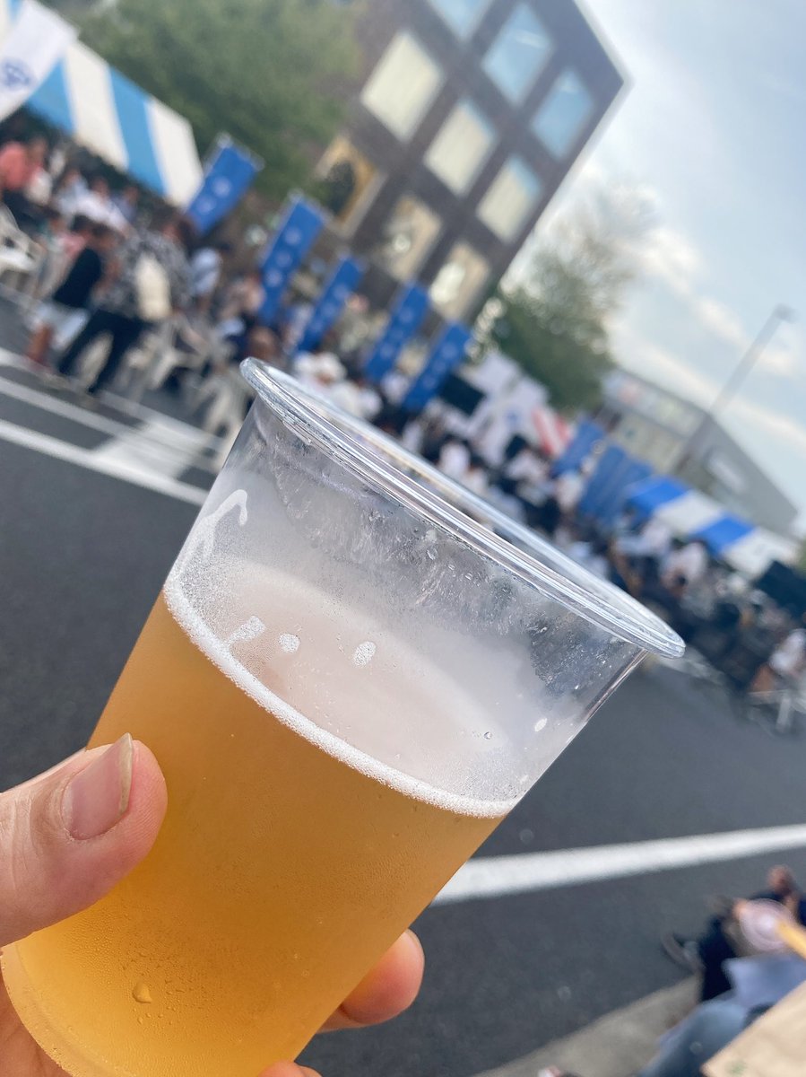 職場のアルバイトちゃんに地元の祭りでライブするんで見にきて下さい！と言われ待機中
だいぶ暑いがビールで生き返った🍺