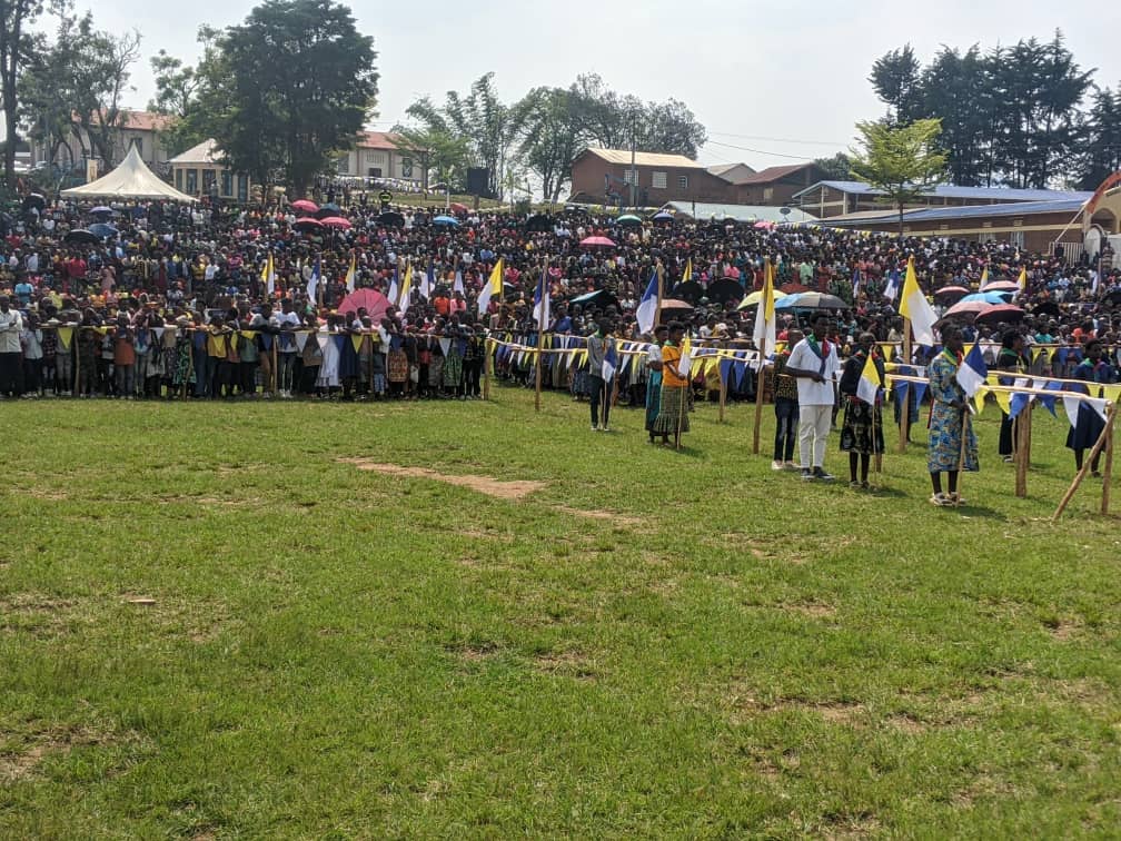 pacis_tv's tweet photo. Nonaha muri Paruwasi #Muramba hari guturirwa igitambo cya Misa ya Yubile y'Imyaka 100 iyi Paruwasi imaze ishinzwe. Igitambo cya Misa kiri guturwa na Musenyeri Anaclet MWUMVANEZA Umwepiskopi wa Nyundo ari kumwe na Musenyeri Jean Marie Vianney Umwepiskopi wa @diyokibgamilco1. https://t.co/sQANKASrM2