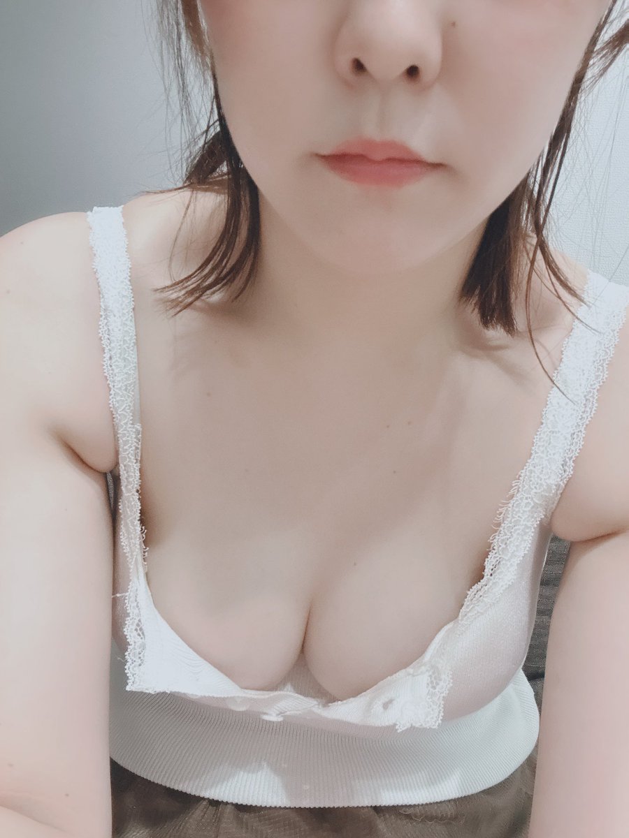 MMMeroman's tweet photo. どっちの着方が好み？？
#裏アカ女子 
#うらあか女子 https://t.co/zVUE5egxiL