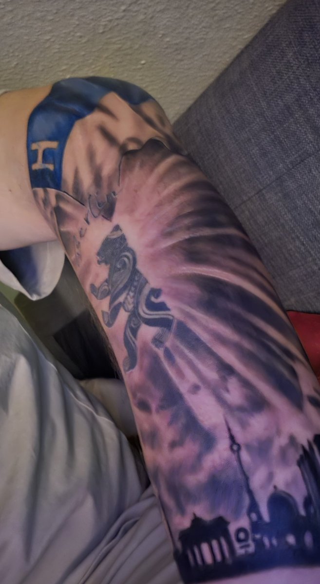 ChrisReichstein's tweet photo. @V_WESTEND Nicht so negativ, seit der Goldelse auf meinem Arm (letzten Samstag🤣) haben wir nur gewonnen. Und jetzt grad sitz ich für den Oberarm unter der Nadel..  ES KANN NUR GUT MORGEN WERDEN.. #HaHoHe https://t.co/soRmOcNiDp