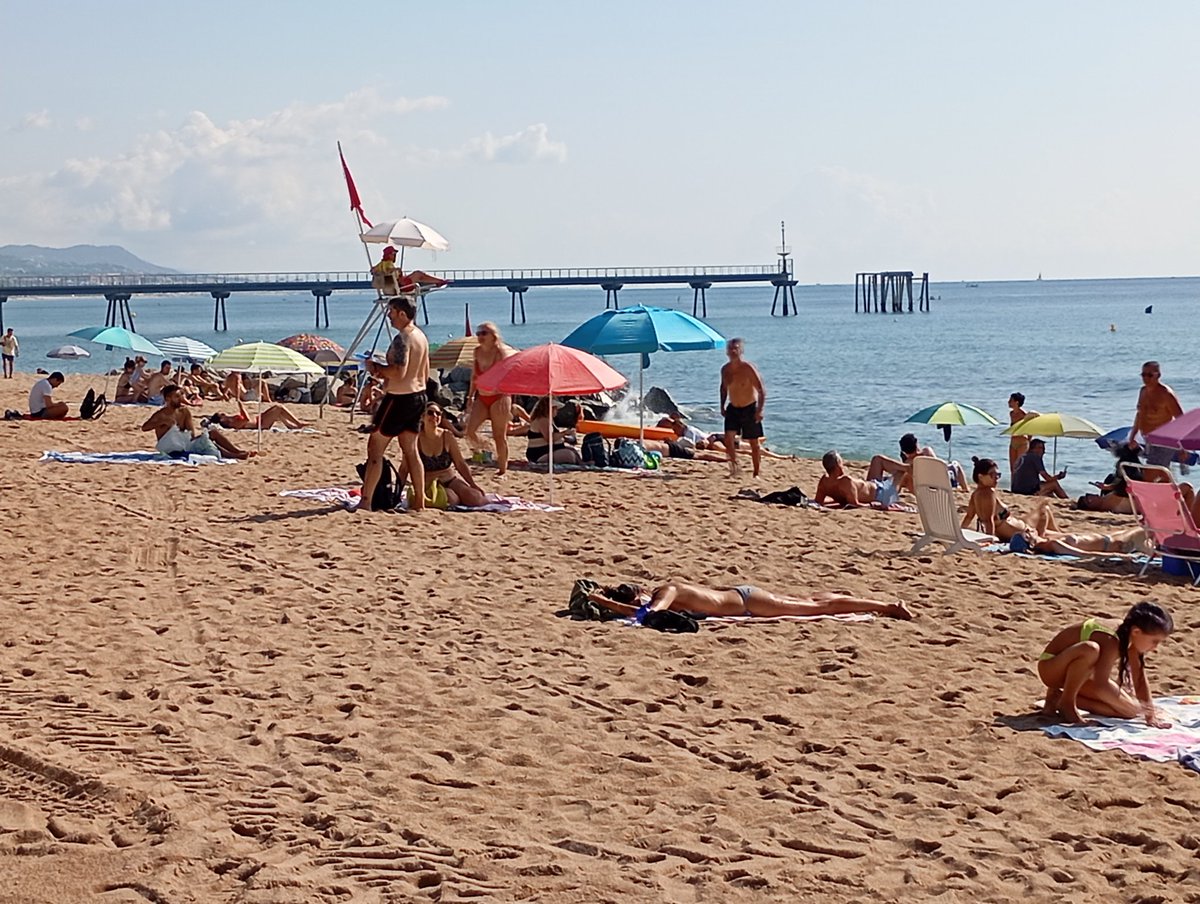 Bandera vermella a les platges de #Badalona després de la forta tempesta d'ahir al vespre