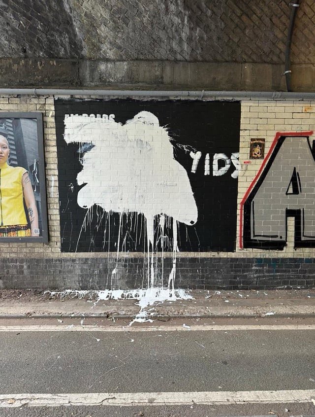 Imagine getting triggered by a mural for a player that never wanted to join them lmao