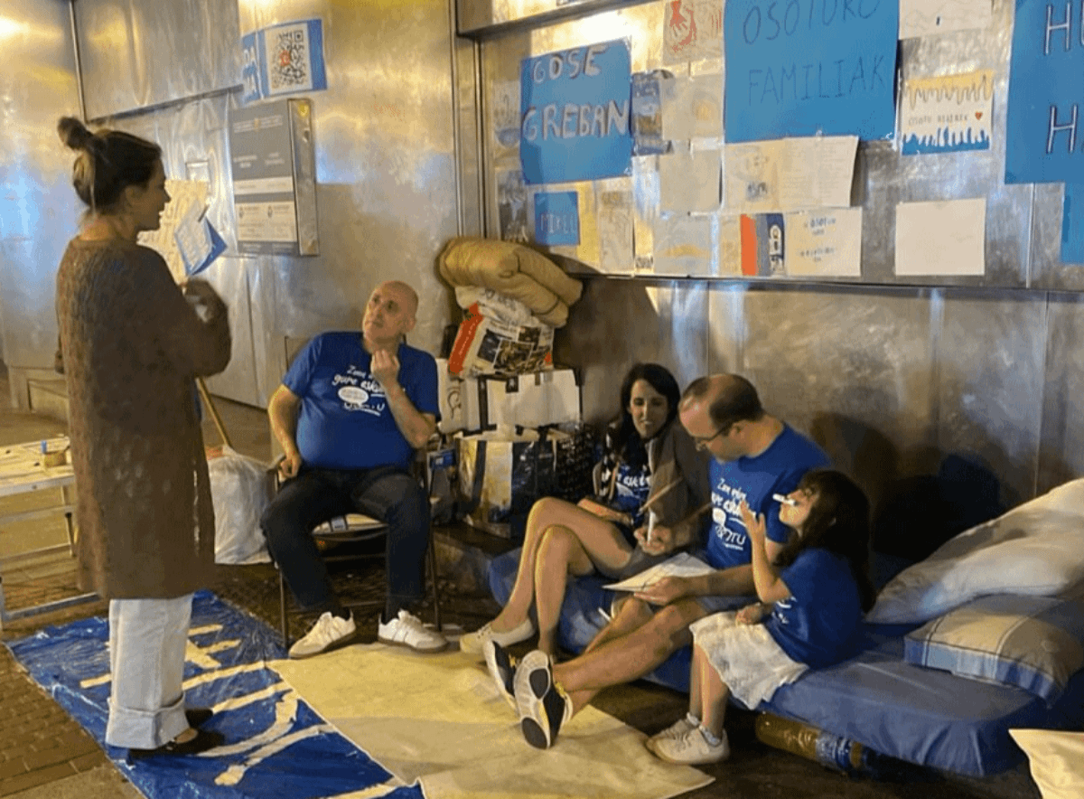 Kalean lo egiten jarraitzen dugu, gose-greban jarraitzen dugu, mespretxatuak izaten jarraitzen dugu, traizionatuak izaten jarraitzen dugu.

Ez dugu etsiko.

<a href="/BegonaPedrosa/">Begoña Pedrosa</a> <a href="/Imanol_Pradales/">Imanol Pradales</a> <a href="/Gob_eus/">Eusko Jaurlaritza - Gobierno Vasco</a> <a href="/hezkuntzaEJGV/">Hezkuntza Saila - Departamento de Educación</a>
#osotuonada #osotubizirik #osotugosegreban #osotuhuelgahambre