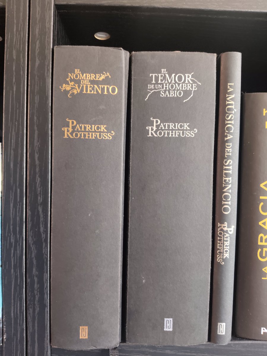 BarbberoS's tweet photo. @el_yuste_ Mi fav es el interior de Rothfuss en tapa dura https://t.co/rV3B5ssLxK