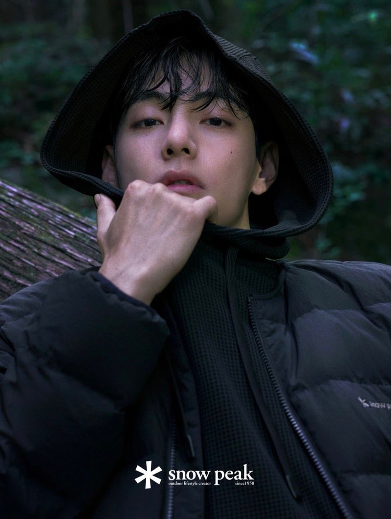 プレミアムアウトドアブランド「Snow Peak Apparel」が、BTSのVを新ブランドモデルに起用。2025年秋冬コレクションのグラビアを公開。Vのカリスマ性と自然の中での存在感が、ブランドが追求する真実味とマッチ。コレクションは全国店舗と公式オンラインで展開。