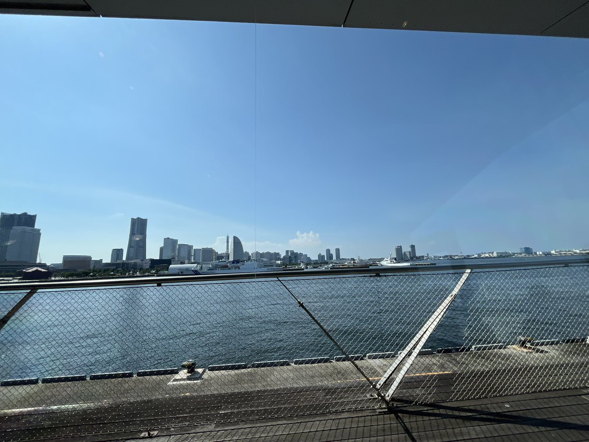 よく海と不審船が保管されているシェルターが見える結婚パーティーであった。