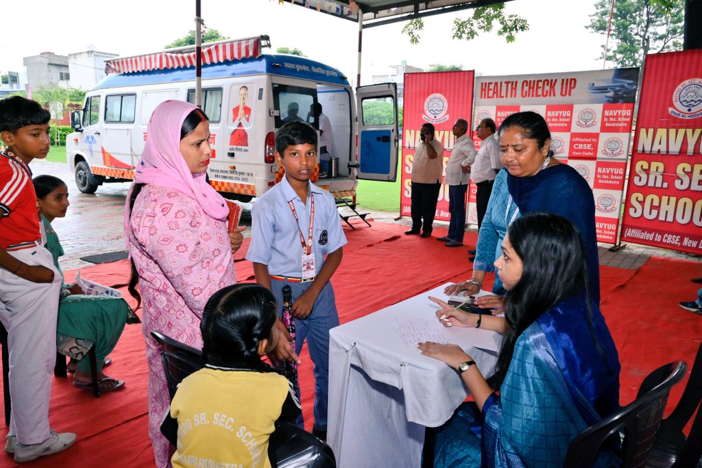 आज नवीन जिंदल फाउंडेशन द्वारा थानेसर विधानसभा के वार्ड न. 6 नवयुग सीनियर सेकेंडरी स्कूल में नवीन जिंदल मोबाइल मेडिकल यूनिट का आयोजन किया गया।

मोबाइल मेडिकल युनिट के माध्यम से लोगों को निःशुल्क टेस्ट और दवाइयां उपलब्ध कराई गई व साथ में नवीन जिन्दल यशस्वी छात्रवृत्ति योजना के बारे