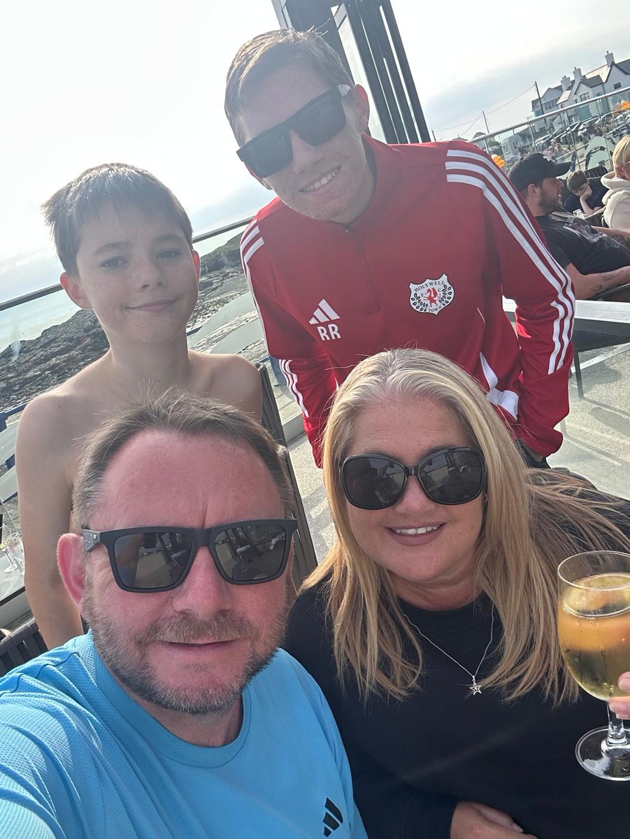 zoemufc's tweet image. Trip to Trearddur Bay yesterday 🏖☀️ #teamroberts @SteHolywell @Rhysbach09 @Olliebach12