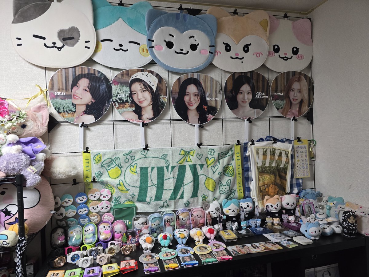 새로운 있지 팝업 굿즈와 트윈지로 새단장 완료! 계속 집에 없었어서 드디어 하루꼬박 걸려서 새단장했다 😍
