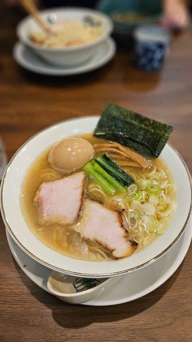 らーめん3000さん
塩らーめん

魚の香りが強い香味油と、動物魚貝乾物等の旨みが重なった1杯！
食べ始めは豚鶏と節類を強く感じ、食べ終わりにはしじみ！というくらいしじみを強く感じました！🐚
奥久慈の味玉と有明の海苔も絶品！
美味しかったです😋
ご馳走様でした！