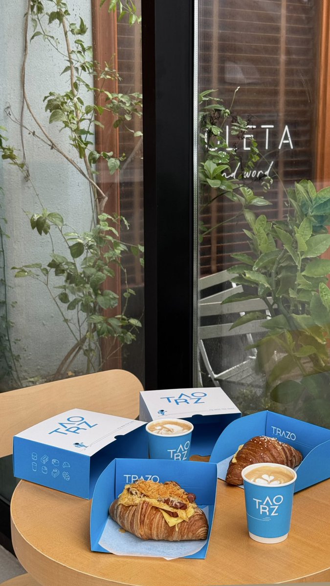 تبعدنا مسَافات ويجمعنا شعُور ❤️'،