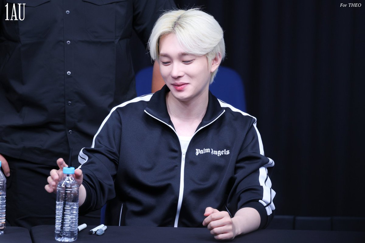 𝟏𝑨𝑼 tweet media