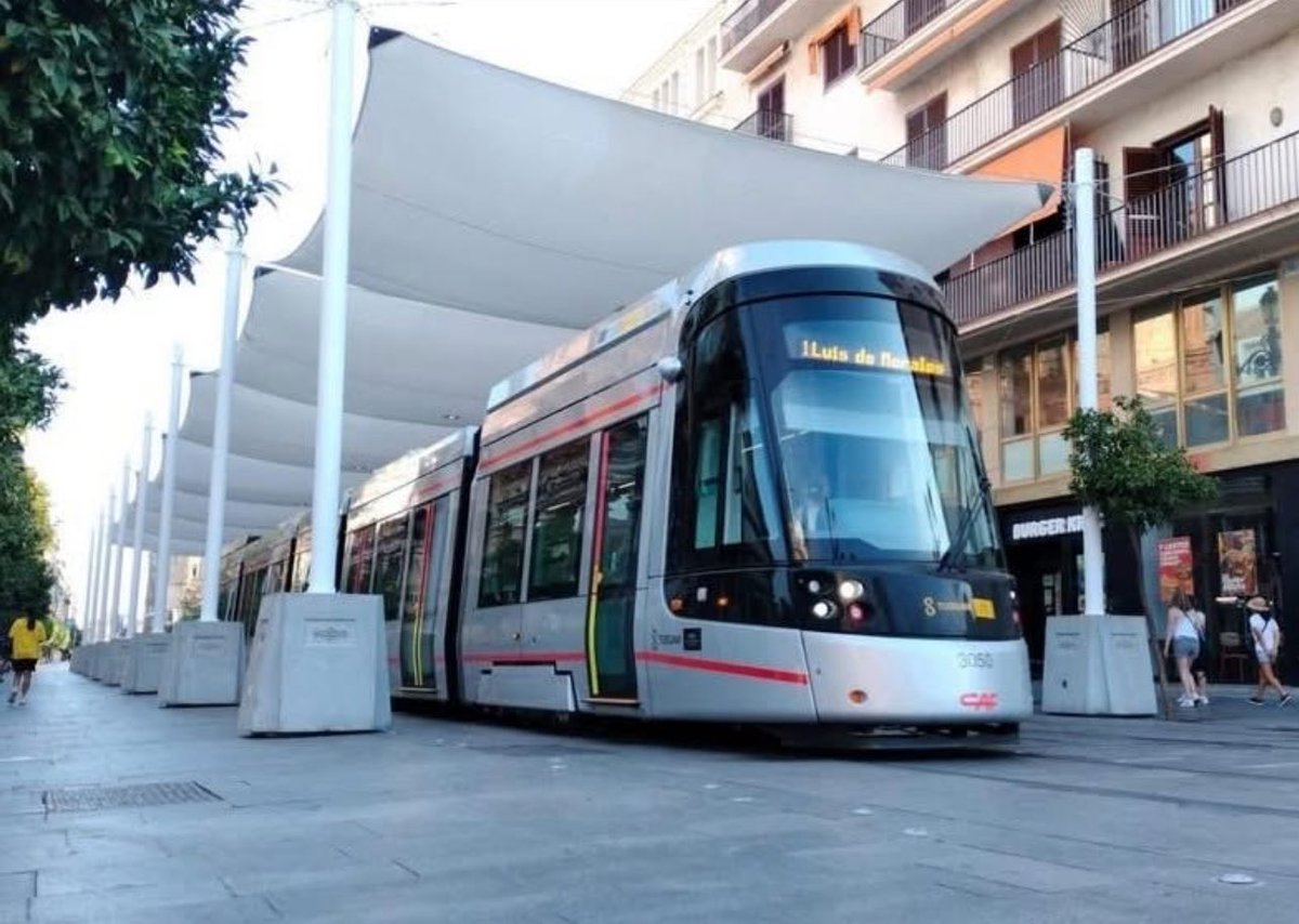Tranvía bajo palio. 

Sevilla agosto 2025.