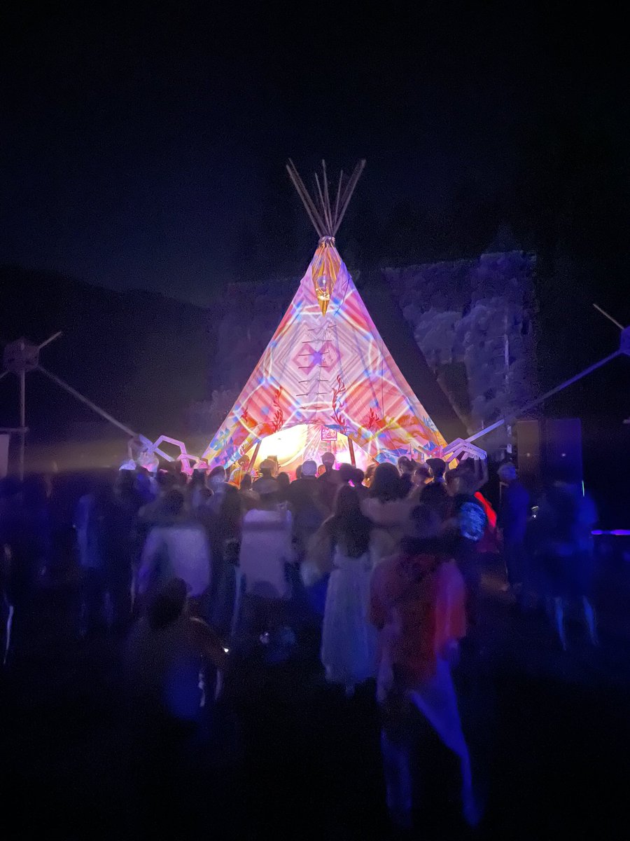 年始から始まった長い長い
そしてあっという間の夏祭りがゆっくりと幕を閉じようとしている
20年通い続けた大好きな祭りを
受け継ぐ側になって
たくさんの笑顔やドラマを全部抱えた
おかげで下山して熱出して寝込んだ
それくらい大きなエネルギーだった
私は私を誇りに思う