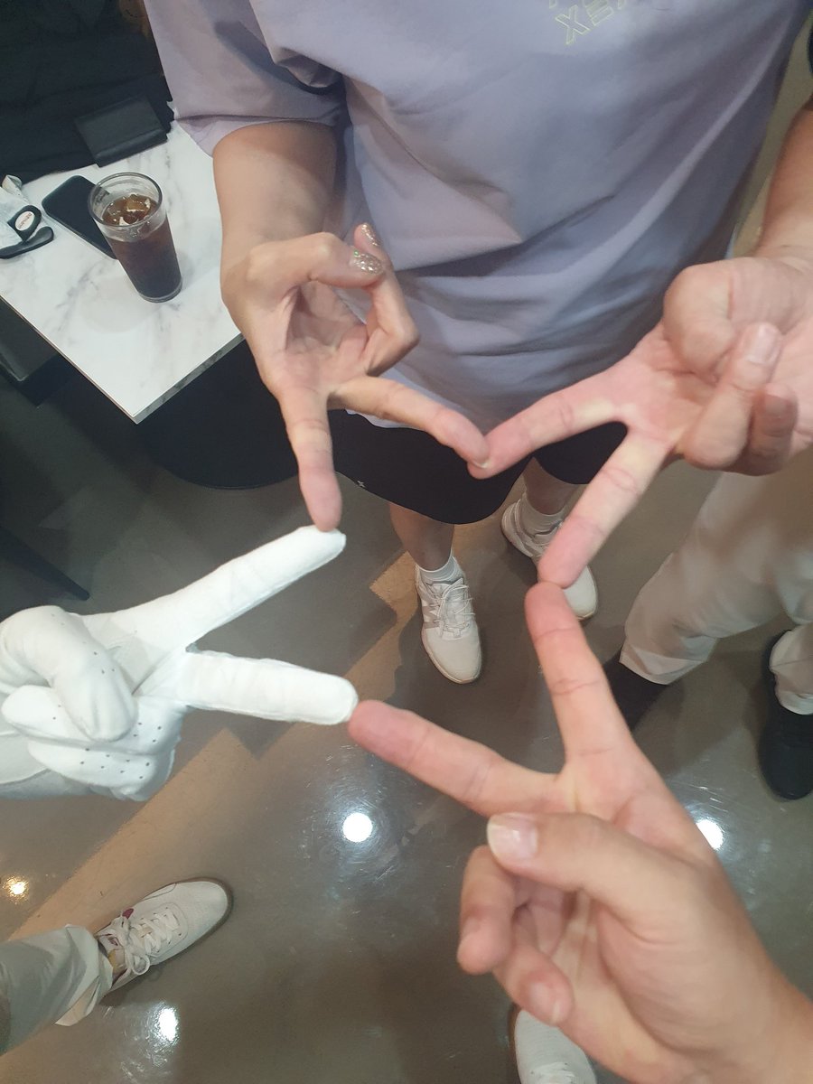 시원한곳에서 스크린 
흥부자 흥을못따라갔네요 ㅠㅠ
다음번엔 따라갑니다...^^
#부커만남 #스크린골프